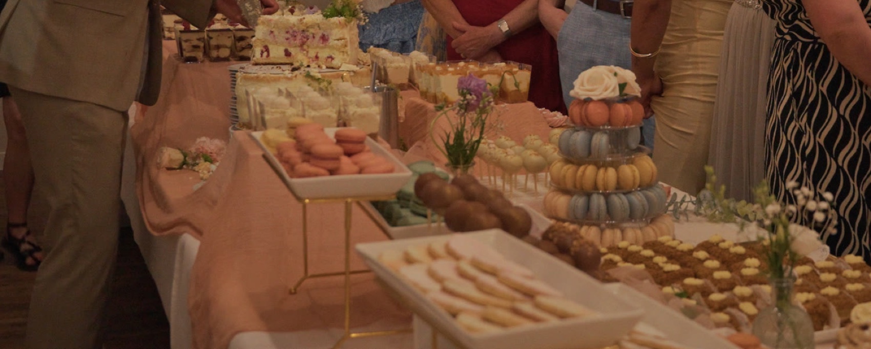 Sweet Table mit Törtchen, Macarons und Häppchen im Stuckhaus