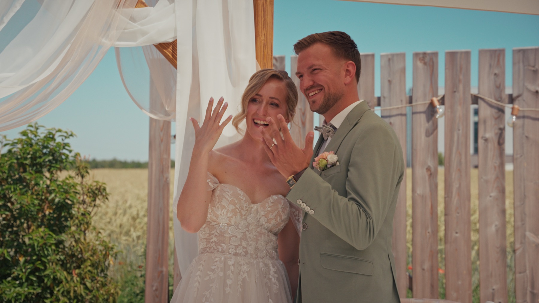Jenny und Nico lachen nach dem Ringtausch